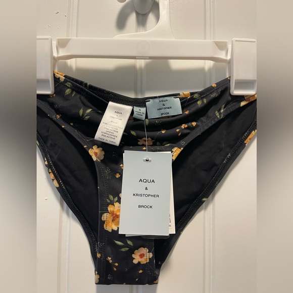 Aqua Swim Bottoms 
Women’s size small 
NWT - Picture 3 of 3